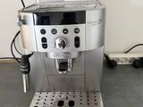 une machine à café posée par terre