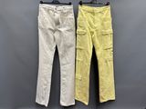 deux pantalons cargo jaunes et blancs accrochés au mur