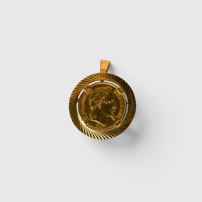 gros plan d'une pièce d'or sur une surface blanche