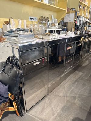 une photo d'une cuisine avec beaucoup d'espace de plan de travail