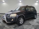 une photo d'un 4x4 noir garé dans un garage