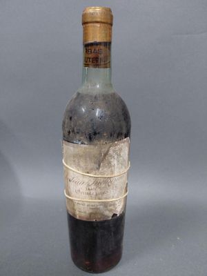 une bouteille de vin posée sur une table