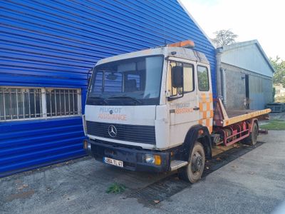 un camion garé devant un bâtiment bleu