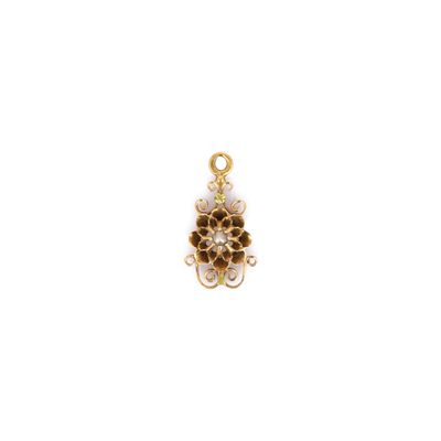 un pendentif plaqué or représentant une fleur