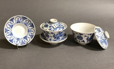 Paire de pots couverts avec soucoupes en porcelaine à décor …