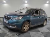 la voiture bleue est garée sur un sol en damier dans le garage