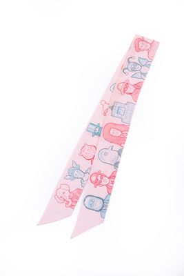 cravate rose ornée de personnages de dessins animés sur fond blanc