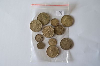 beaucoup de pièces dans un sac sur la table