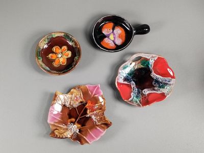 trois petits bols aux motifs variés posés sur une table