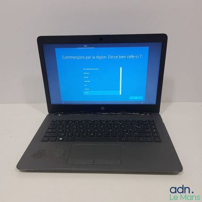 un ordinateur portable posé sur une table avec un écran bleu