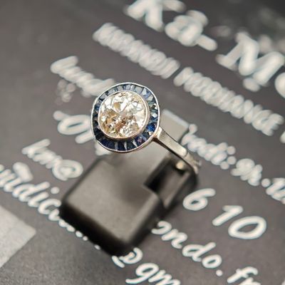Gros plan sur une bague ornée d'un diamant