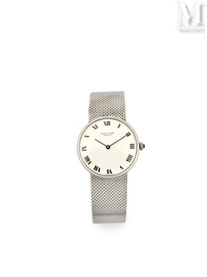 une montre-bracelet pour femme avec des chiffres romains et un cadran blanc