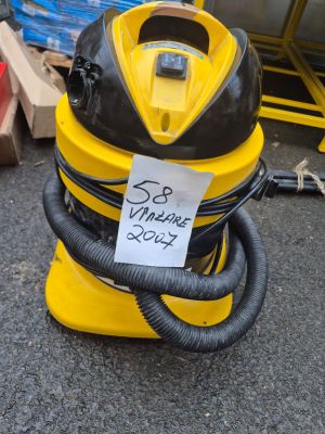 un sèche-cheveux jaune et noir posé par terre