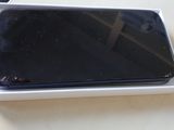 un téléphone noir dans une boîte blanche posée sur une table