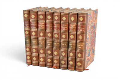 six vieux livres sont empilés sur une surface blanche