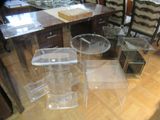 une table en verre sur laquelle est posée une horloge