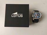 La montre est posée sur la boîte, à côté de sa propre boîte.