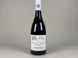 la bouteille de vin rouge est posée sur la table