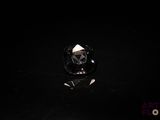 un gros plan d'un diamant noir sur une surface noire