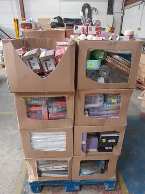 de nombreuses boîtes empilées les unes sur les autres dans un garage