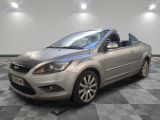la photo d'une voiture argentée garée dans un garage