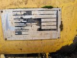 un gros plan d'un panneau apposé sur une machine jaune