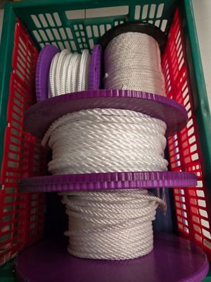 un panier rempli de cordes de toutes sortes