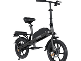 une image d'un scooter électrique noir sur fond blanc