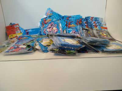de nombreux sachets de bonbons posés sur un comptoir devant un miroir
