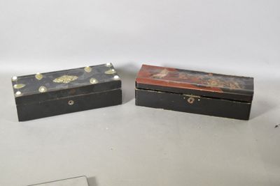 Deux petites boîtes sont posées l'une à côté de l'autre sur une table.