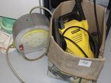 un sac muni d'un aspirateur et d'un tuyau, posé par terre