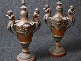 paire de vases anciens en bronze ornés de chérubins