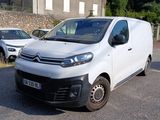 une camionnette blanche garée dans un parking