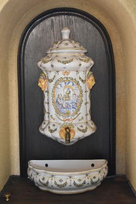 un évier décoratif dans le coin d'une pièce