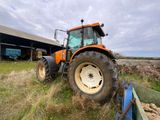 un tracteur garé dans un champ