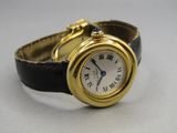 gros plan d'une montre-bracelet avec des chiffres romains