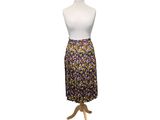 jupe à motifs floraux violets et verts posée sur un mannequin