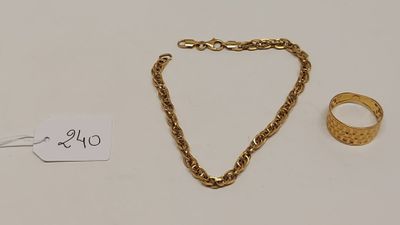 gros plan d'un collier et d'une bague sur une table