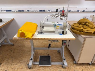 une machine à coudre posée sur une table dans une pièce