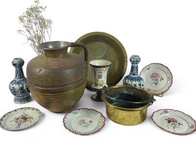 de nombreux types de vases et d'assiettes sur la table