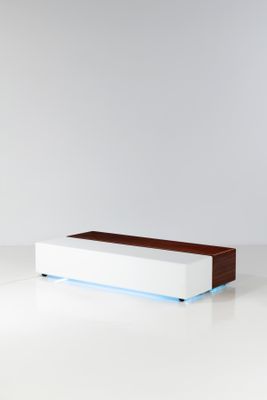 une image représentant une table blanche sur laquelle est posée une lampe bleue
