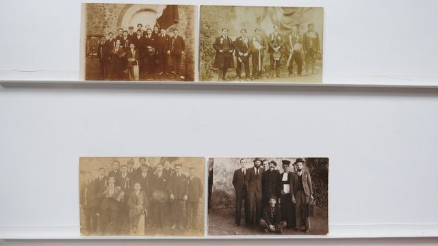 Dontreix Lot de 4 cartes-photos, dont 3 de conscrits et 1 de théâ...
