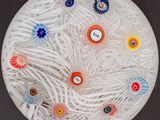 une assiette blanche sur laquelle sont représentées des fleurs de différentes couleurs