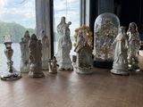 de nombreuses figurines posées sur une table devant une fenêtre