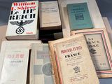 de nombreux livres empilés les uns sur les autres