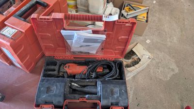 une boîte à outils rouge avec des outils sur le sol