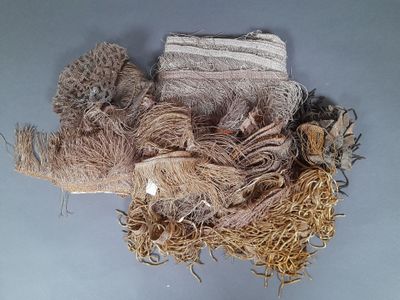 une pile de pelotes de laine et d'autres objets posés sur une table