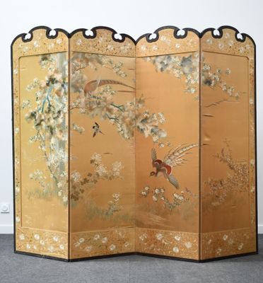 un paravent orné d'un oiseau et de fleurs