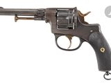 gros plan d'un revolver sur fond blanc