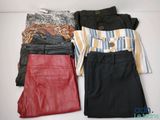 une pile de vêtements posée sur une table